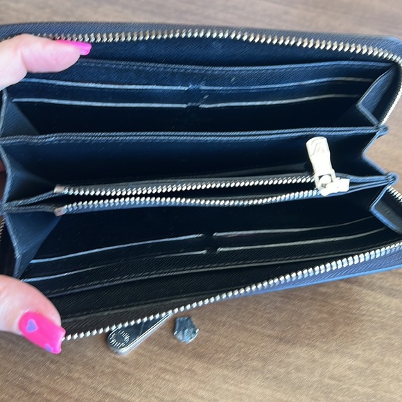 Louis Vuitton Epi wallet send me an offer because of the zipper - Picture 2 of 9